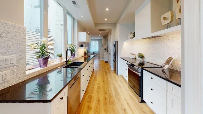Building Photo - Beautifully renovated 3 bedroom/2 bath home