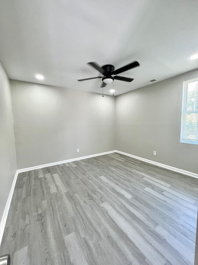 Building Photo - 131 Majuba Ave