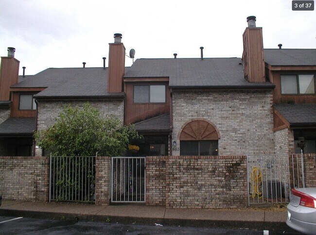 Foto del edificio - 663 Chuck Gray Ct