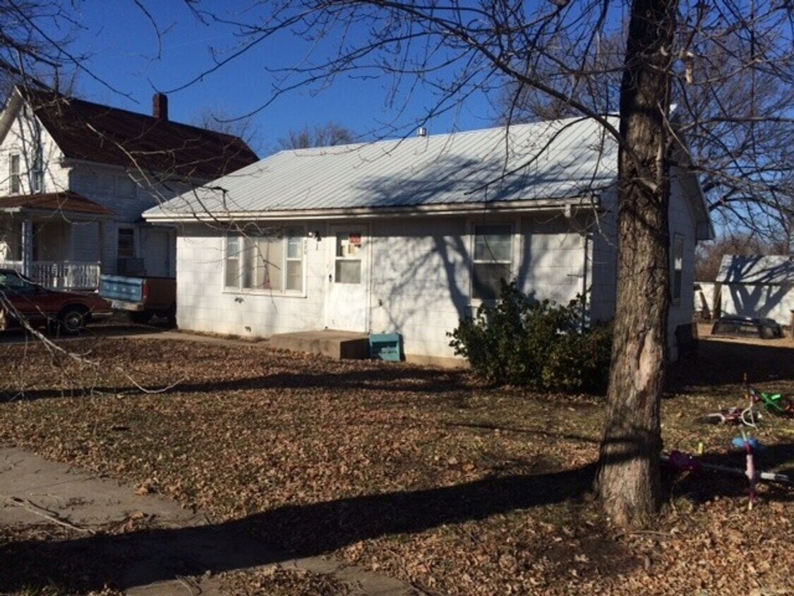 220 E Thornton St, Moundridge, KS 67107 House Rental in Moundridge