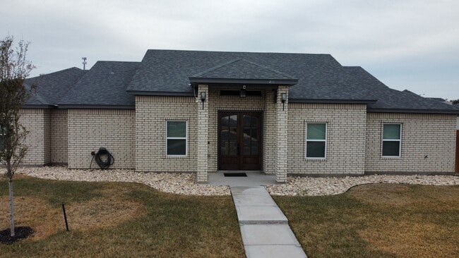 Building Photo - 400 Pitaya Ln