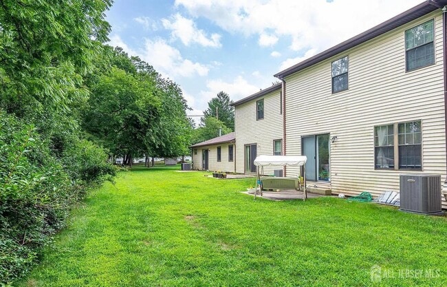 Building Photo - 6 Dogwood Dr