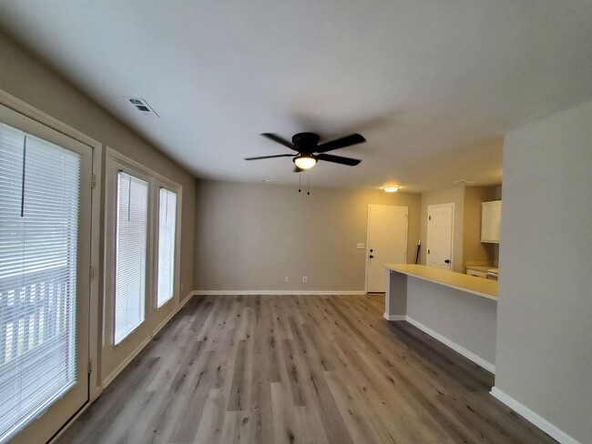 Foto del edificio - Beautiful Condo Available for Rent in Char...
