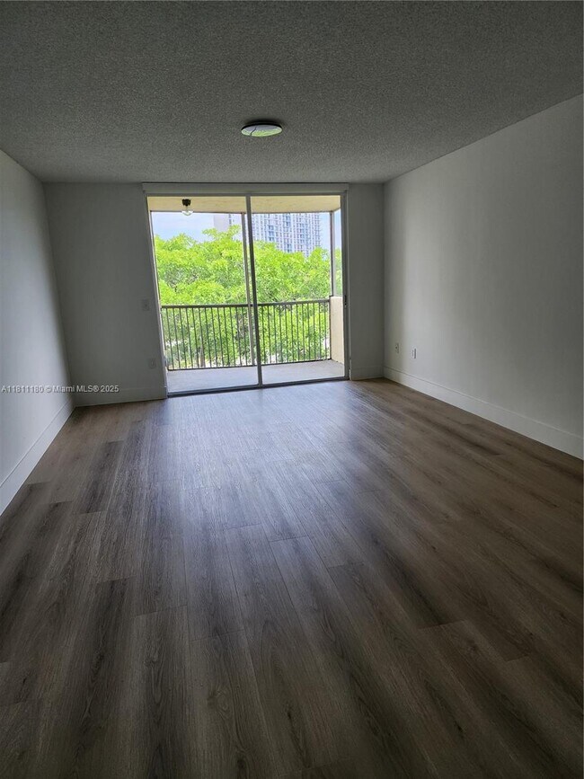 Foto del edificio - 8343 Lake Dr