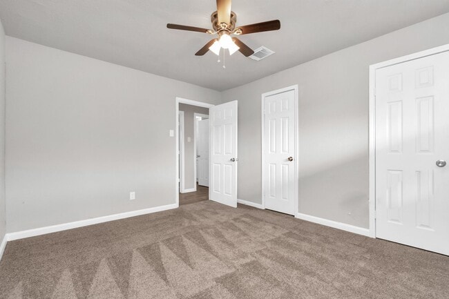 Building Photo - NICE 2 BEDROOM 1 BATH WITH 1600 SF