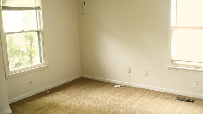 Building Photo - 4964 Sherman Oaks Dr