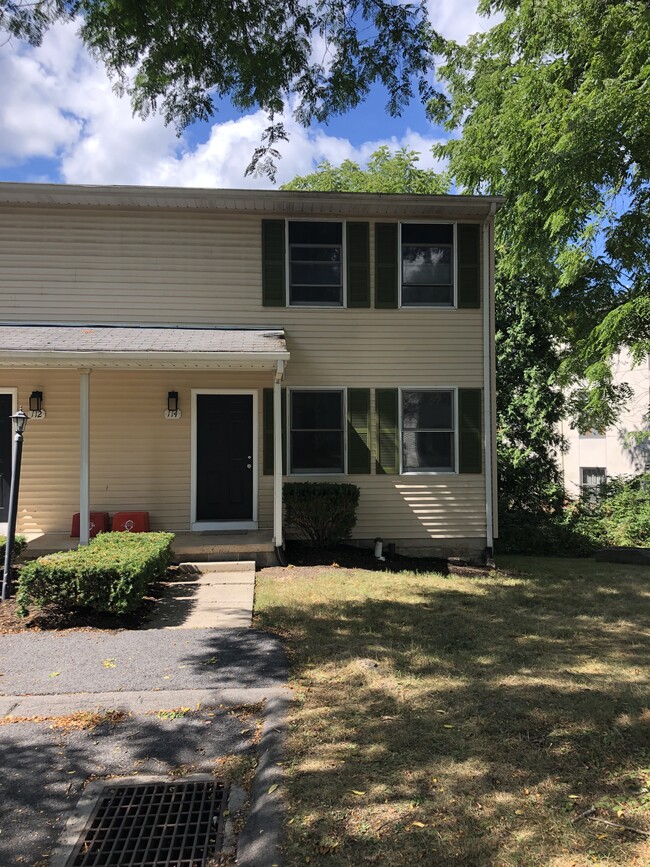 Building Photo - 114 E Cherry Ln