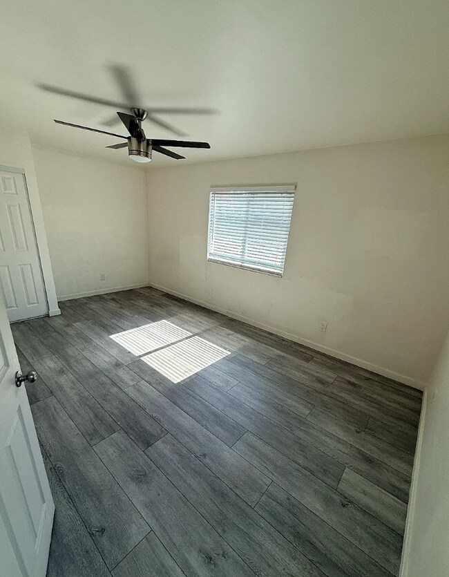 Building Photo - 5203 E Falls View Dr