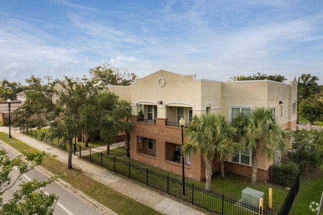 122 W 8th St - Dozier Apartments