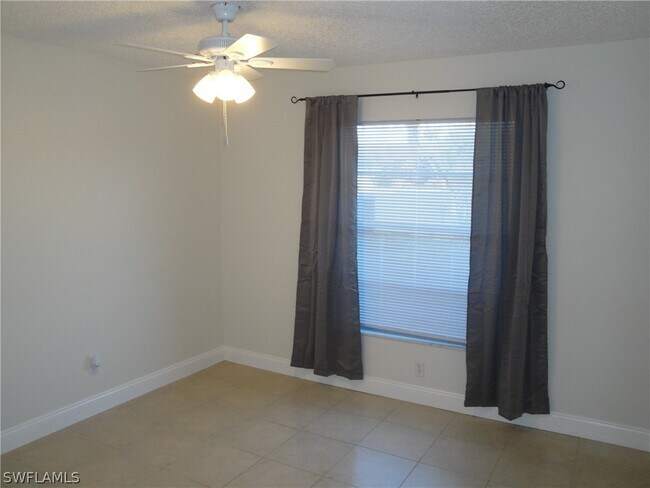 Foto del edificio - 6112 Principia Dr