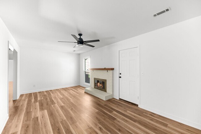 Foto del edificio - Beautifully Renovated Brick Home in a Quiet, Established Neighborhood