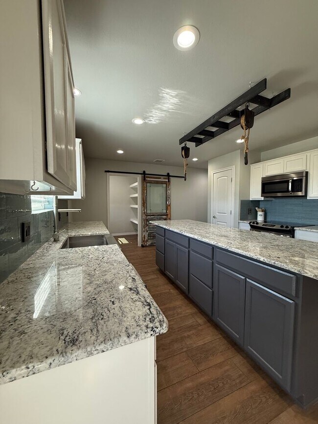 Foto del edificio - Beautiful modern farmhouse with 5 bedrooms...