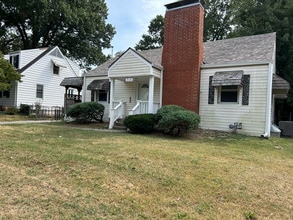 Building Photo - 515 W 85th Ter