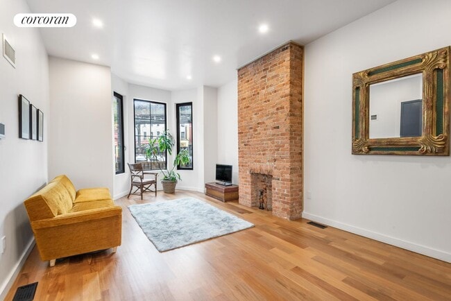 Building Photo - 257 Bleecker St