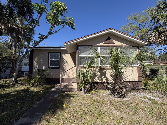 Primary Photo - Charming 2-Bedroom Home in St. Petersburg'...