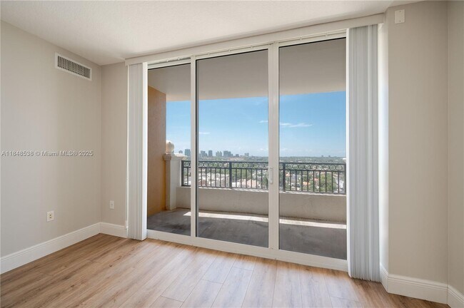 Foto del edificio - 3232 SW 22nd Terrace
