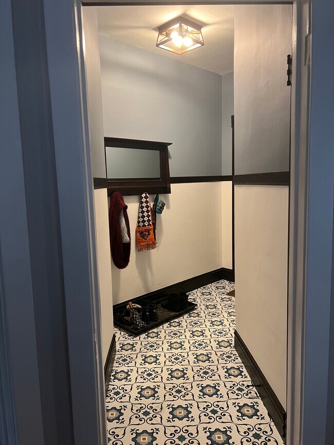 Entryway - 4008 N Hermitage Ave