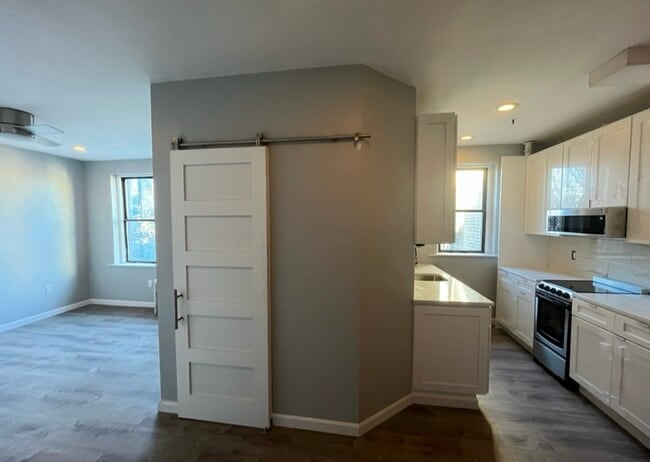 Building Photo - 11 Park Dr