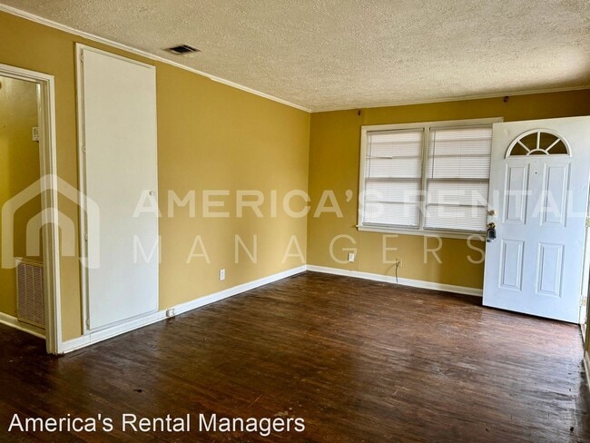 Building Photo - 3 br, 1 bath House - 622 6th Street