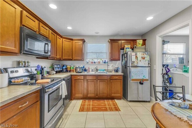Foto del edificio - 2587 Jaycox Rd