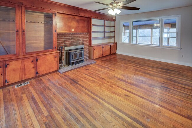 Foto del edificio - Charming Cecil Cape Cod Showing Thursday 1/15 4:30pm-4:45