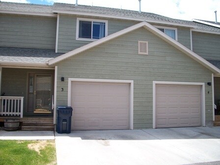 Building Photo - Centrally Located 3 Bedroom 2.5 Bathroom Townhome