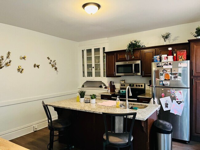 Foto del edificio - Beautiful 2BR/1BA Townhome in Northside!