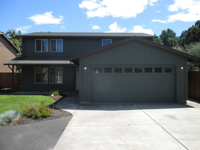 Building Photo - Beautiful Large Three Bedroom Home in South Salem