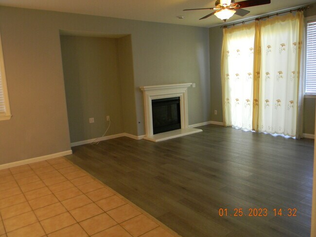 Building Photo - 3905 Hyacinth Dr