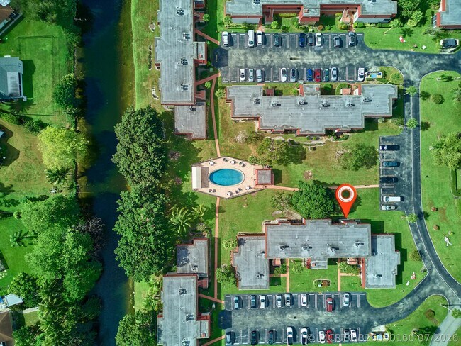 Foto del edificio - 12021 W Greenway Dr