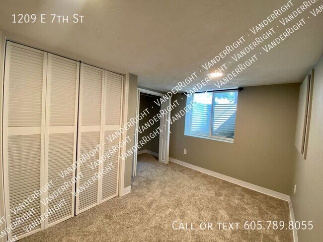 Building Photo - Updated 3 Bedroom House With Fenced Yard!