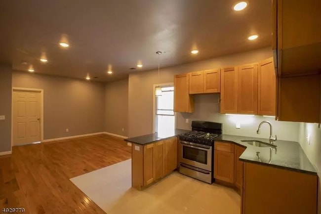 kitchen - 401 E 28th St