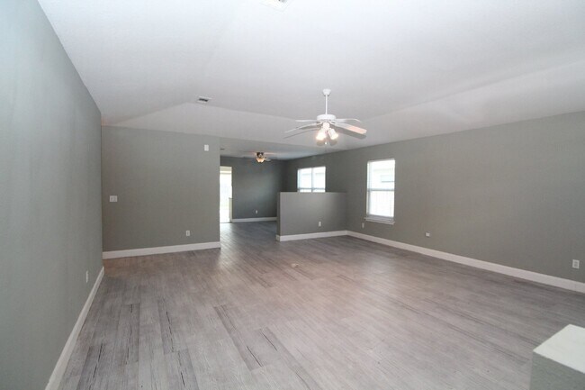 Building Photo - Southwest Pensacola 3BD/2BA with Fenced Ya...