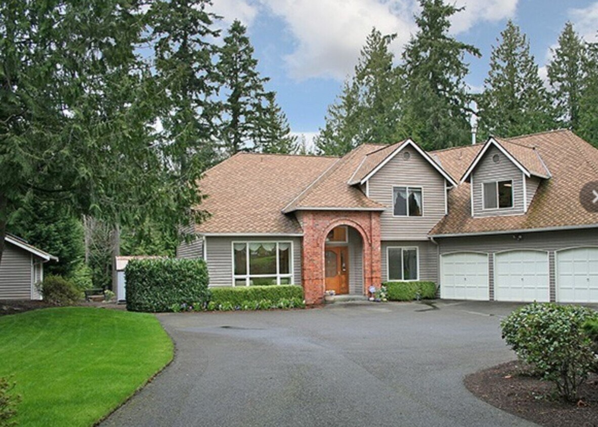Primary Photo - Beautiful bright 4 bed on acre with tons o...