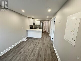Building Photo - 222 Rosslyn Ave N