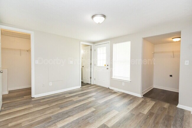 Foto del edificio - 407 Hotwater Rd