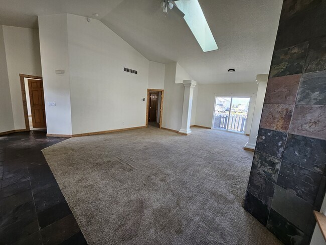 Building Photo - 372 Cole Ave