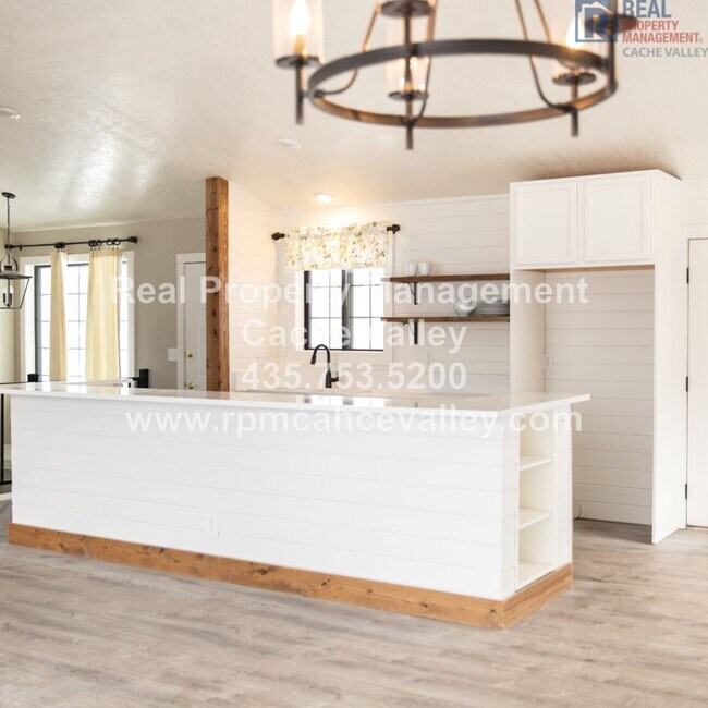 Foto del edificio - Stunning 4 br. newly remodeled home located on the East Bench of Logan!