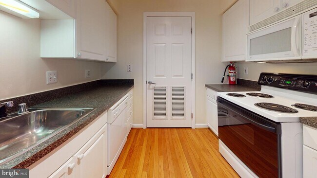 Foto del edificio - 1308 Clifton St NW