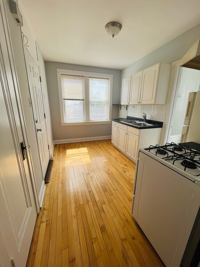Foto del edificio - 5852 W Higgins Ave