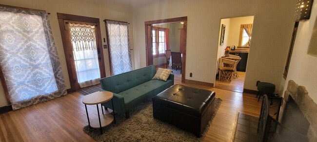 Photo - 704 E 4th St House