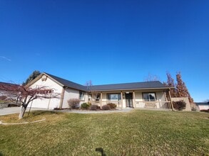 Building Photo - 820 Amador Ct