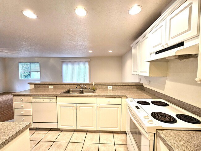 Foto del edificio - 9703 NE Tenny Creek Dr