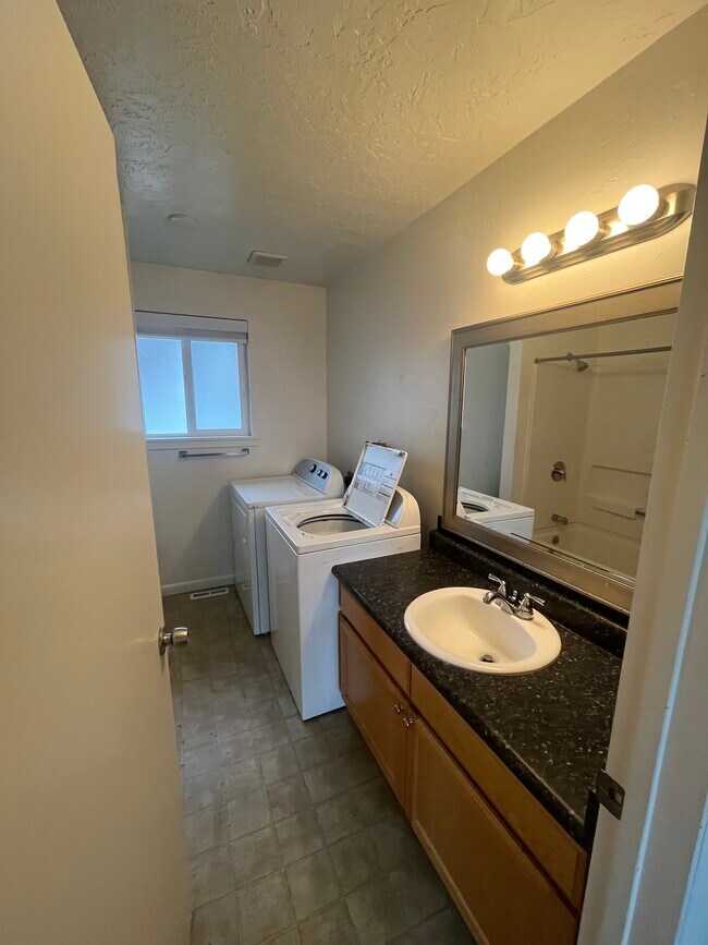 Baño - 2173 S State St