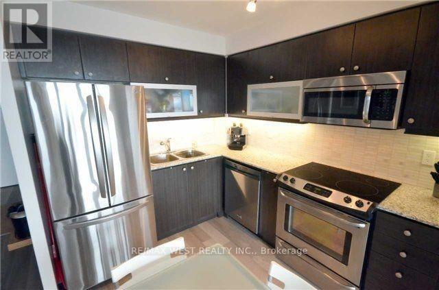 Building Photo - 2015 Sheppard Ave E