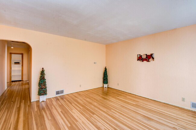 Foto del edificio - UPTOWN 3 Bedroom  2 bath  with Garage