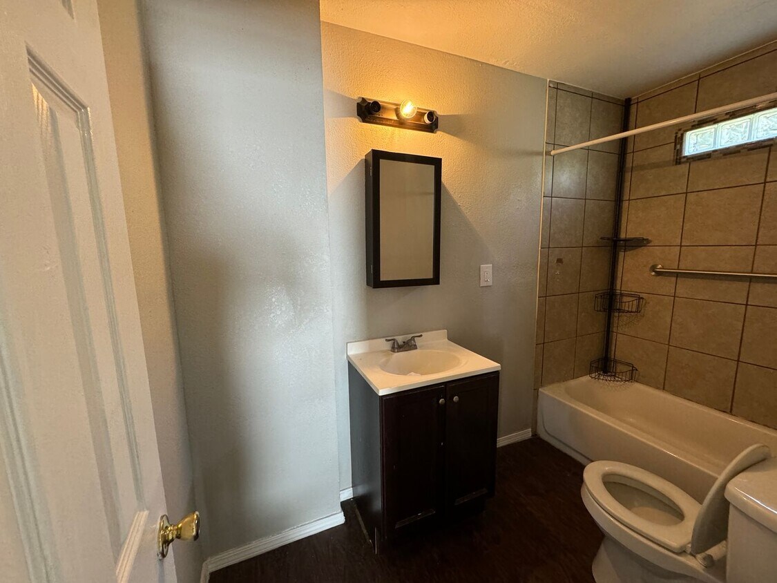 Building Photo - Three Bedroom OKC