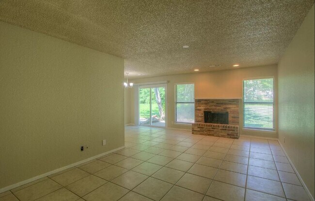 Foto del edificio - Updated 3 Bed 2 Bath - Broken Arrow