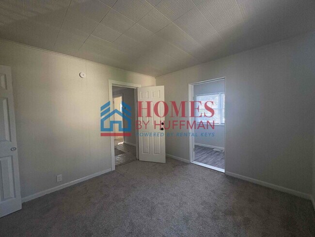 Building Photo - Two Bedroom House | Detached Garage