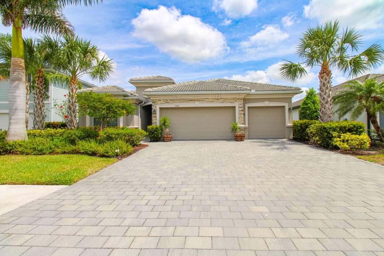 Primary Photo - Spacious 4-Bedroom Pool Home in a Prime Ne...